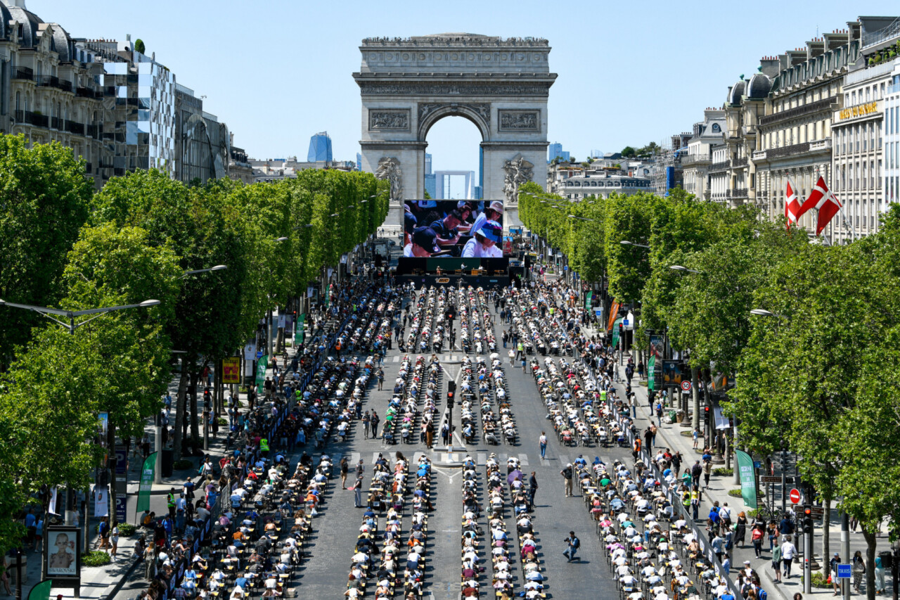 Fast 1.400 Menschen empfingen das Diktat auf den Champs-Élysées