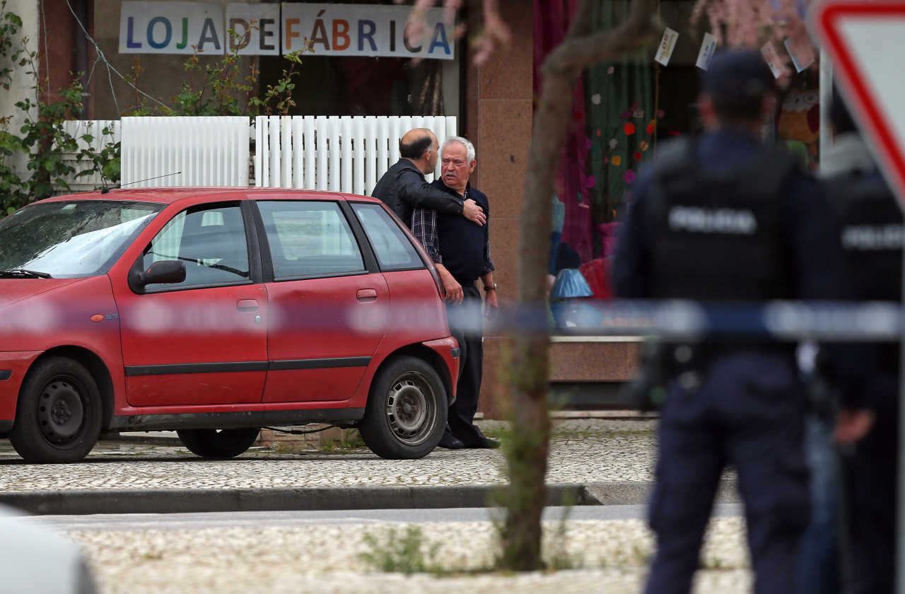 Pai de bebé morto com faca assume autoria do homicídio - BOM DIA Luxemburgo