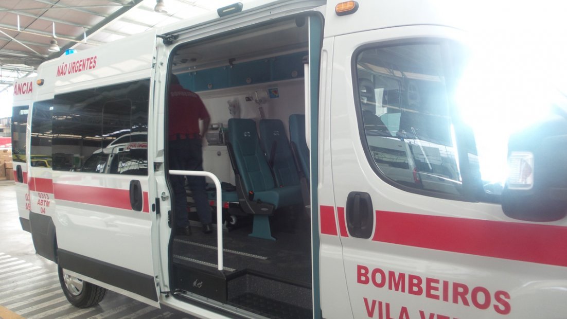 Bombeiros usaram ambulância para transportar apresentadores da TVI - BOM DIA Luxemburgo Bombeiros usaram ambulância para transportar apresentadores da TVI - BOM DIA Luxemburgo