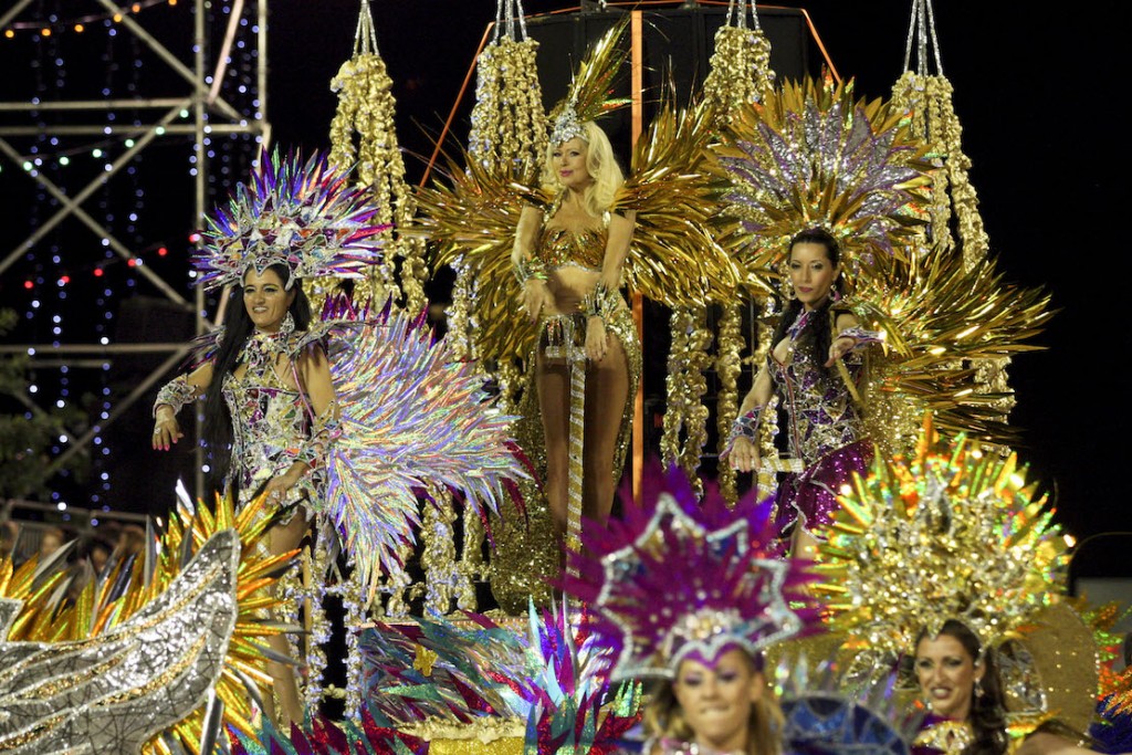 Figurantes desfilam durante o tradicional cortejo alegórico do Carnaval da Madeira, dedicado ao tema “Madeira, Carnaval de Sonho”, no Funchal, 06 de fevereiro de 2016. O cortejo alegórico percorre as principais artérias da baixa da cidade do Funchal. HOMEM DE GOUVEIA/LUSA