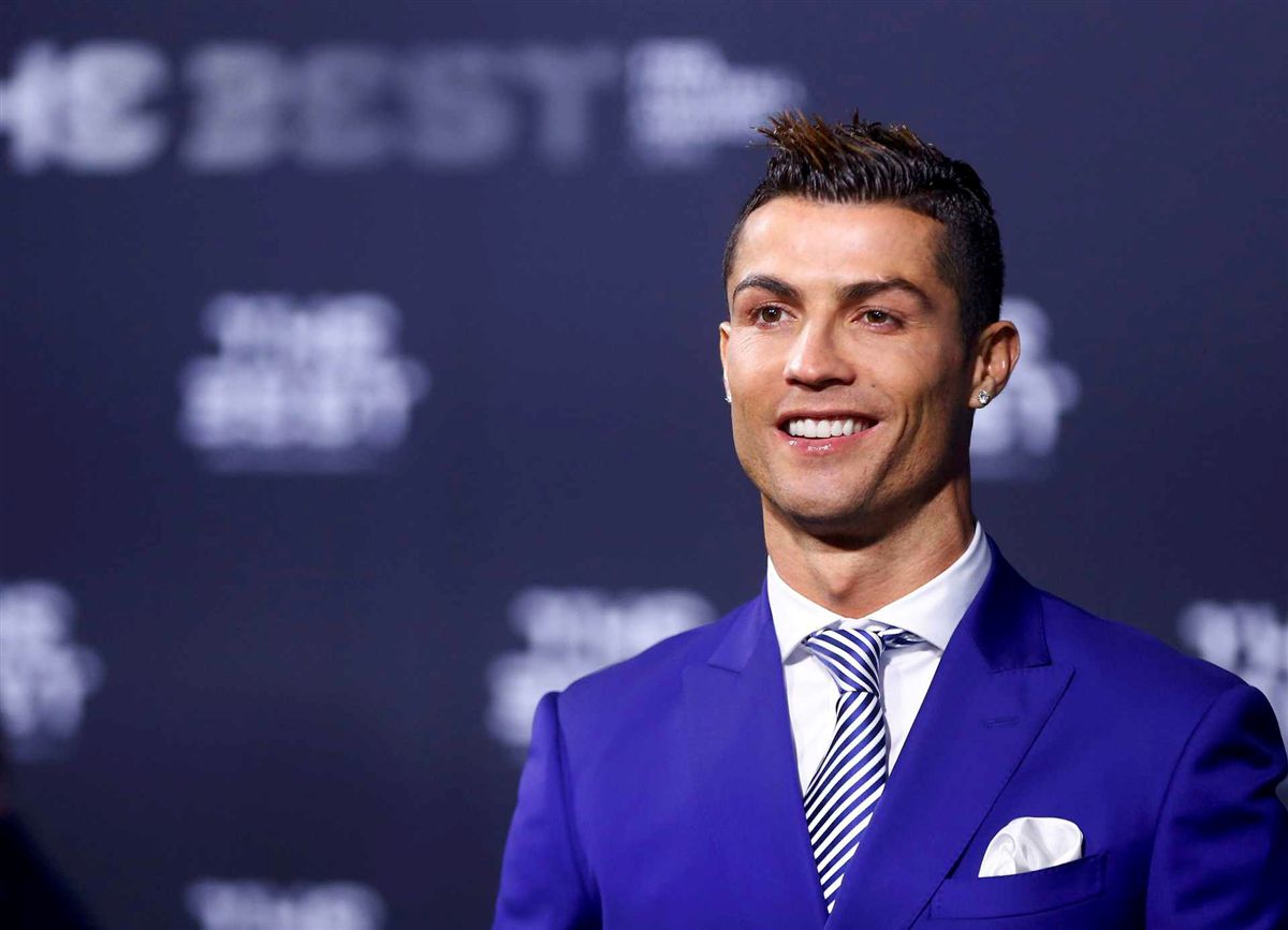 Cristiano Ronaldo é eleito melhor jogador do mundo e iguala Messi