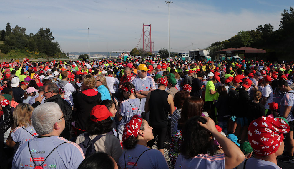 Participantes da meia maratona de Lisboa aguardam pela partida junto à ponte 25 de Abril, 9 março 2017, em Almada.       MANUEL DE ALMEIDA/ LUSA