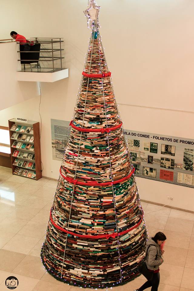 Árvore de Natal feita com livros é atração em Vila do Conde